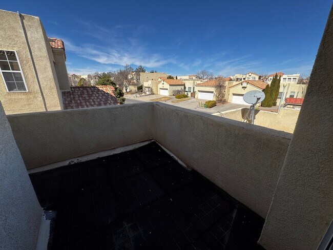 Building Photo - Beautiful townhome in a gated community.