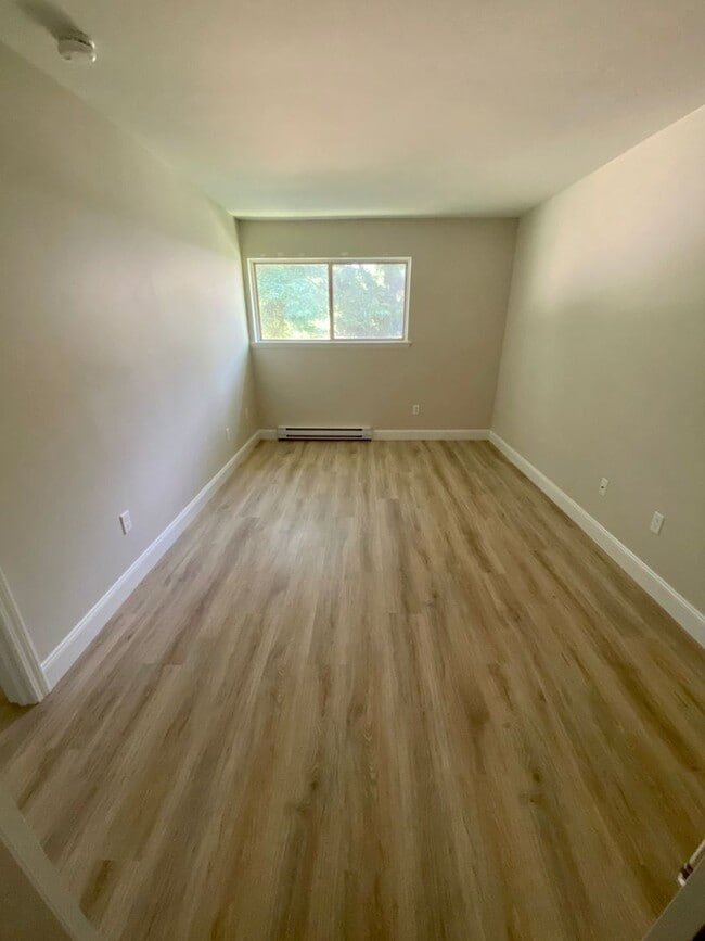 Building Photo - Bright & Remodeled 2BD/1BA 2nd Floor Quarr...
