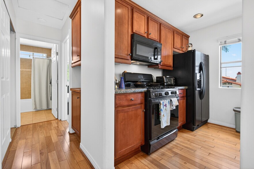 Building Photo - 4046 Iowa St