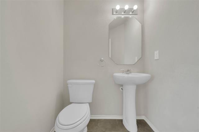 Building Photo - 2133 Meadow View Dr