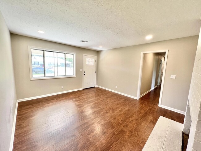 living room - 3412 Camellia Cir