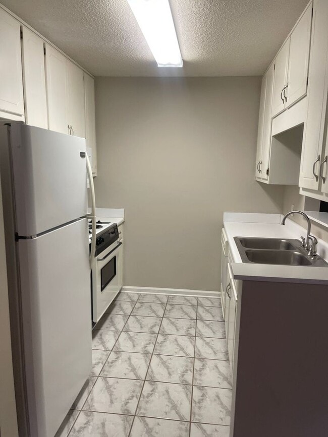 Building Photo - Briarwood West
