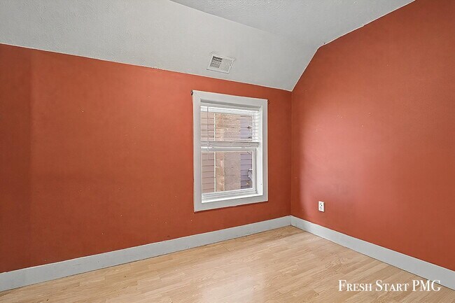 Building Photo - Spacious 5-Bed Home with 2.5 Baths