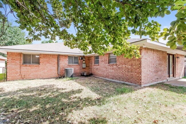 Building Photo - 5014 Hasie Dr