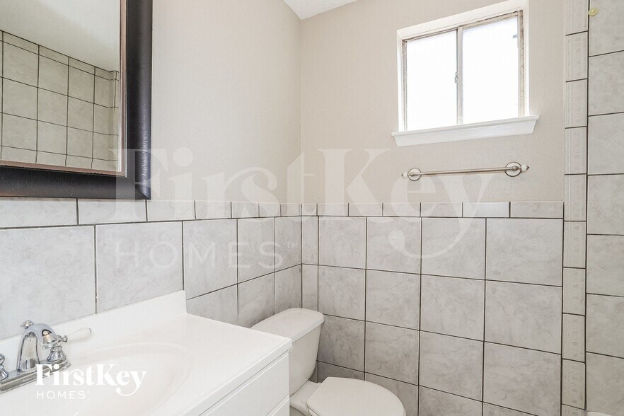 Building Photo - 16635 David Glen Dr