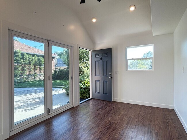 Building Photo - Stunning Remodel Near 9th & 9th!