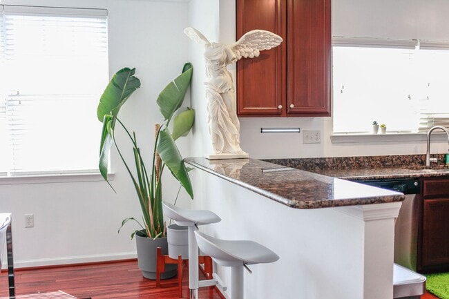 Building Photo - Riverside  Condo-RARE-Ready Jan 26