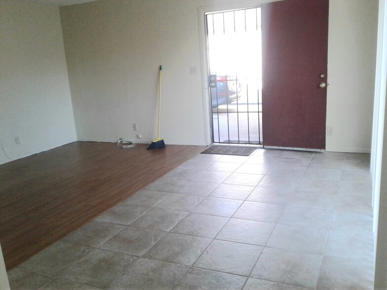 Building Photo - 14925 Larch Ave