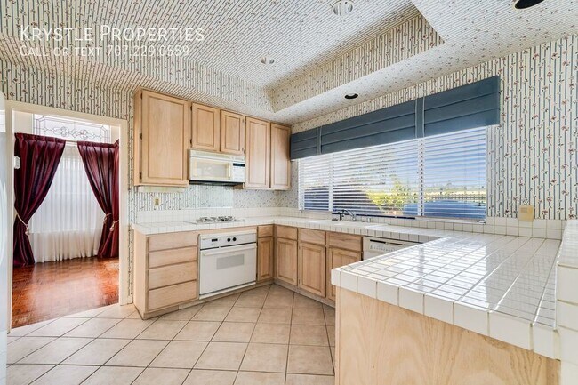 Building Photo - Luxurious Living in Gated Villa Del Mar Co...