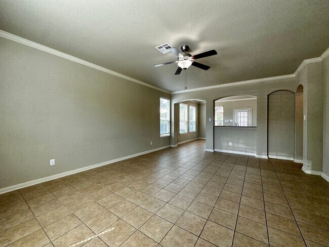 Building Photo - 4 Bd / 4.5 Ba Townhouse Minutes from Baylo...