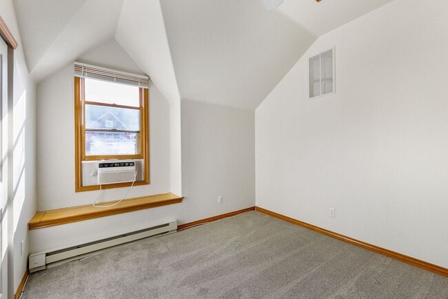 Building Photo - 1 bedroom, 1 bathroom apartment.