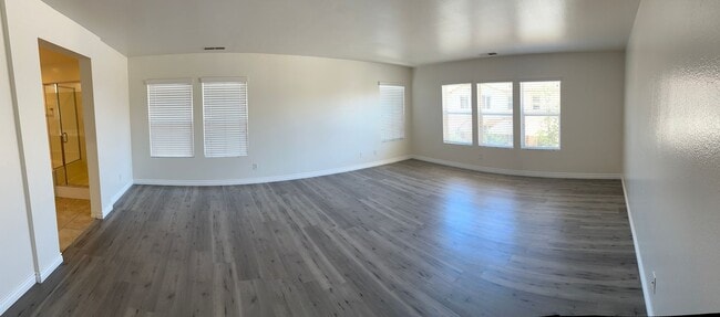 Building Photo - Large 5 bedroom / 2.5 Bathroom Perris Home