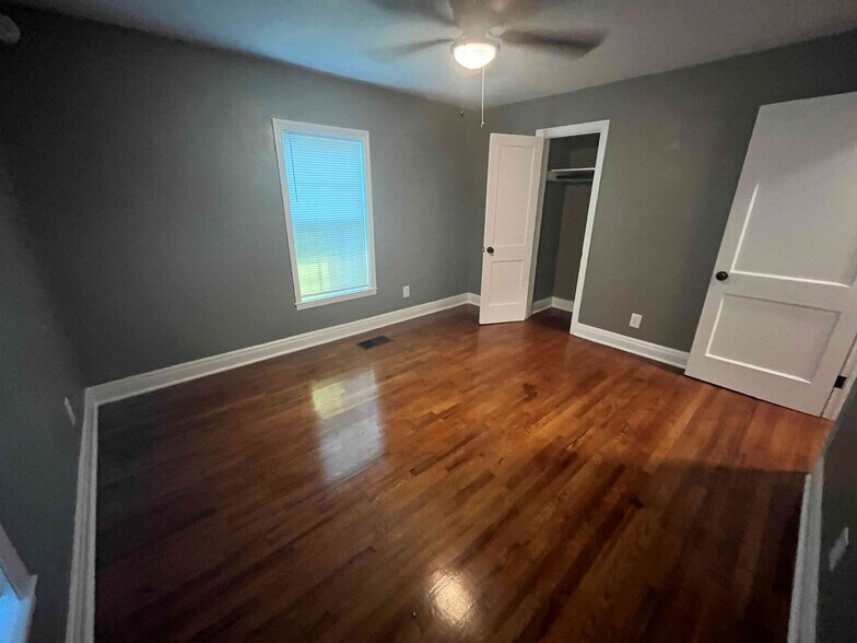Building Photo - 1509 Buena Vista Cir SE
