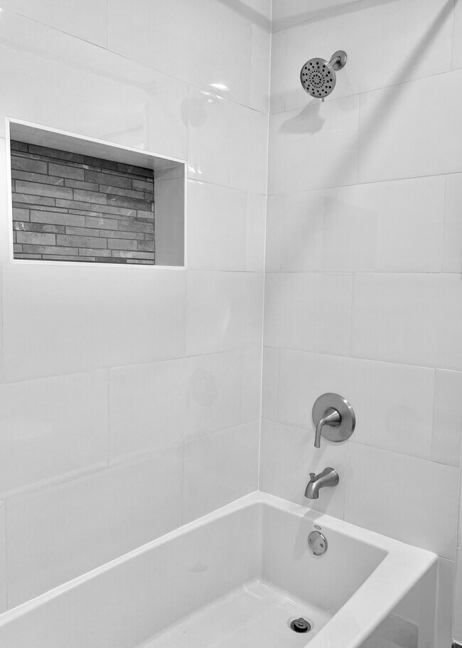 Deep soaking tub/shower with a tiled niche. - 1672 Rotary Dr