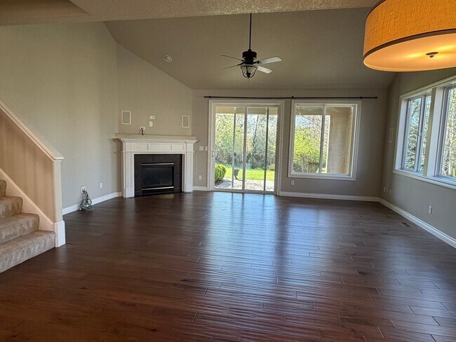 Building Photo - 5 Bedrooms and 2.5 Bathrooms with Views of the Rolling Hills of Corvallis Country Club