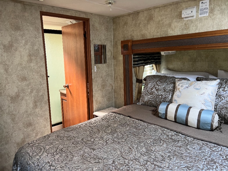 Building Photo - 7560 Chelsea Rd