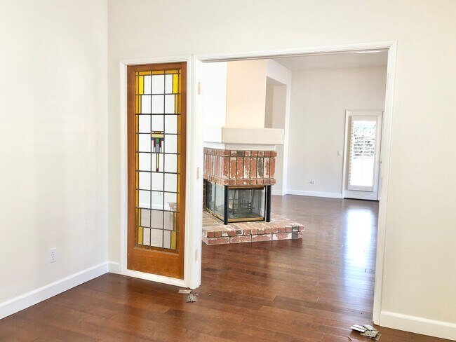 Building Photo - Wonderful Single Story Home, Quiet Neighbo...