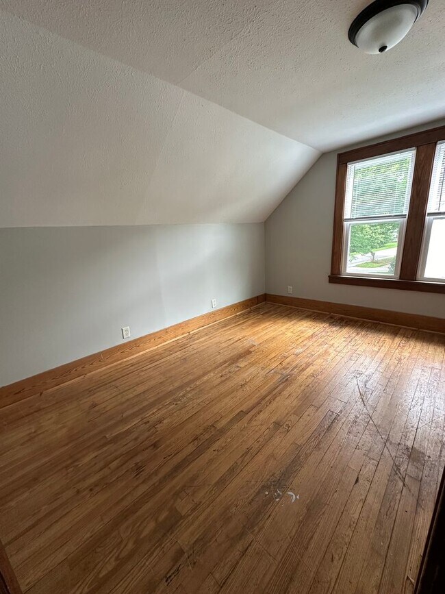 Building Photo - 507 Dewey Ave