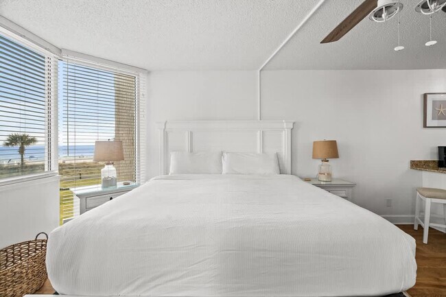 Building Photo - 8817 S Thomas Dr