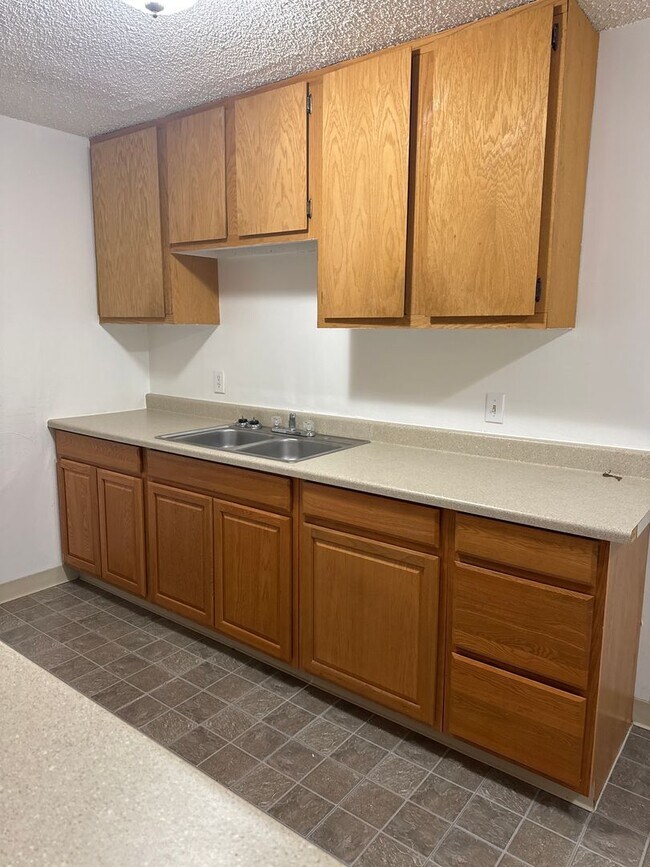 Building Photo - Quail Hollow 12