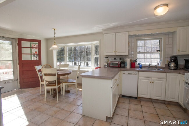 Building Photo - 67 Lake Lillinonah Rd N