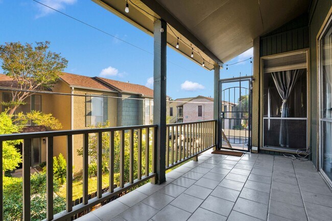 Building Photo - Charming 2 Bedroom Condominum