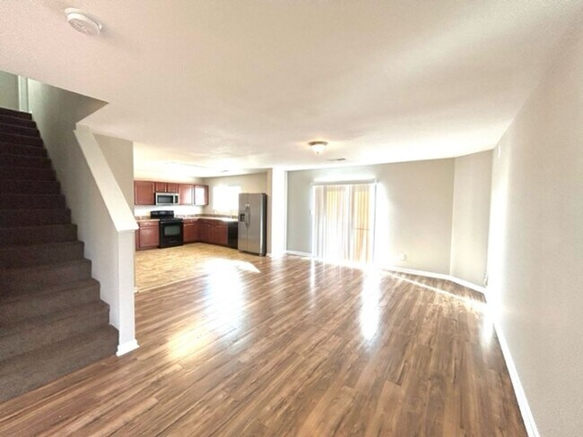 Building Photo - THREE BEDROOMS/TWO & HALF BATHROOMS SPACIOUS HOME - MADISON. MOVE IN SPECIAL!