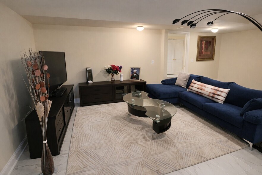 Building Photo - 11401 Rolling Green Pl