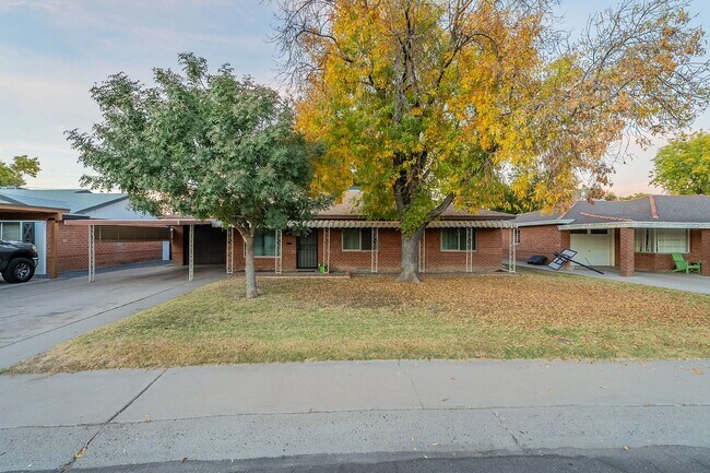 Building Photo - Fully Furnished 3 Bed 2 Bath & Garage in North Central Phoenix
