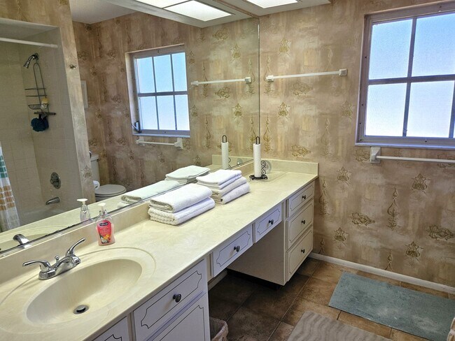 Building Photo - Seasonal Short-Term Single-Family Heated Pool Home located in Venice Gardens!