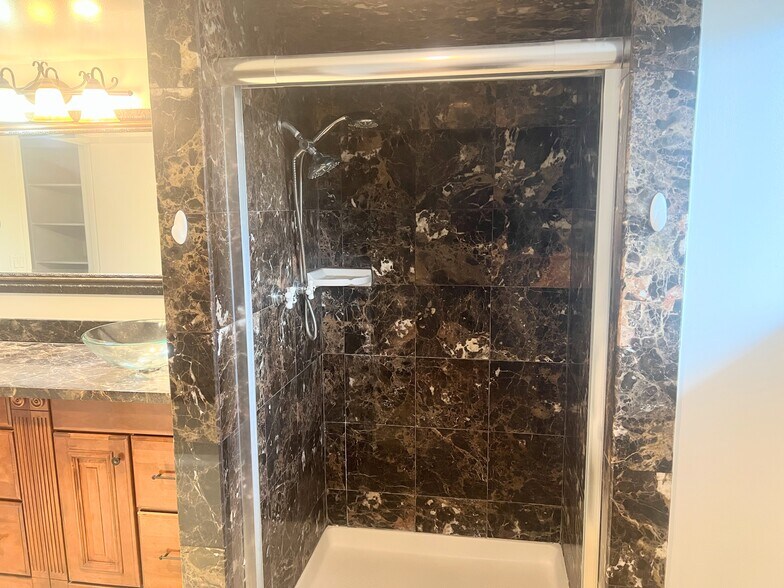 Shower - 10660 Wilshire Blvd