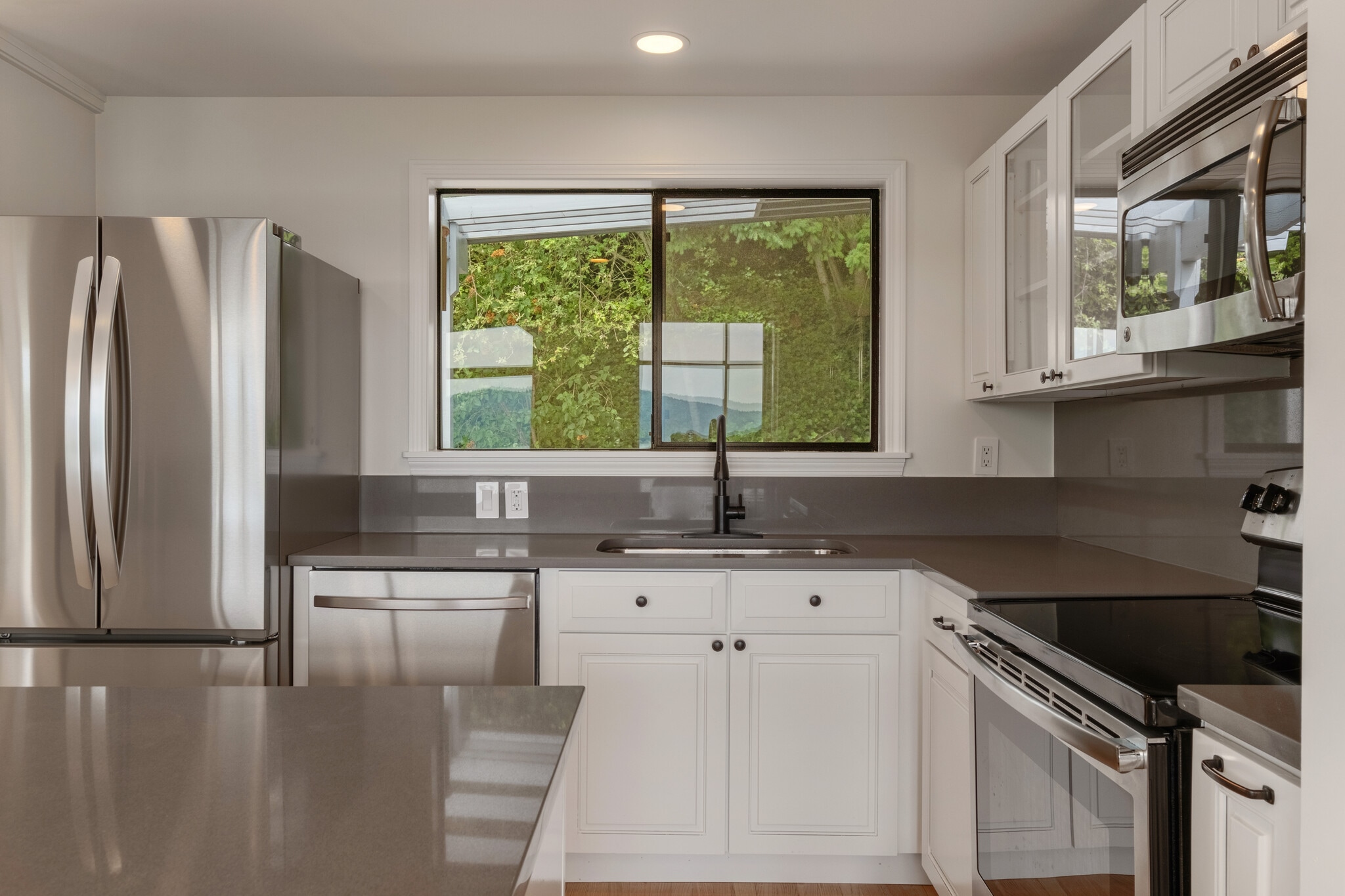 Building Photo - 639 W Lake Sammamish Pky NE