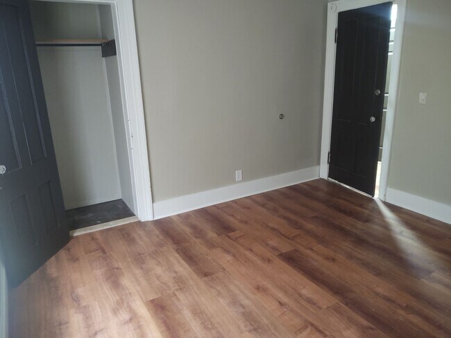 Building Photo - 3 Bedroom with off-street Parking on Park Ave