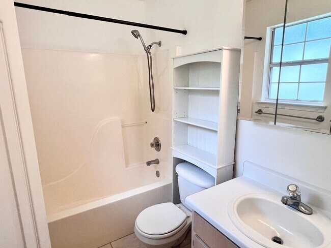 Building Photo - Charming Home on Spacious Lot Near Whiting
