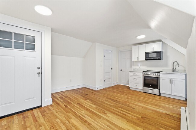 Building Photo - 70 Bellevue St