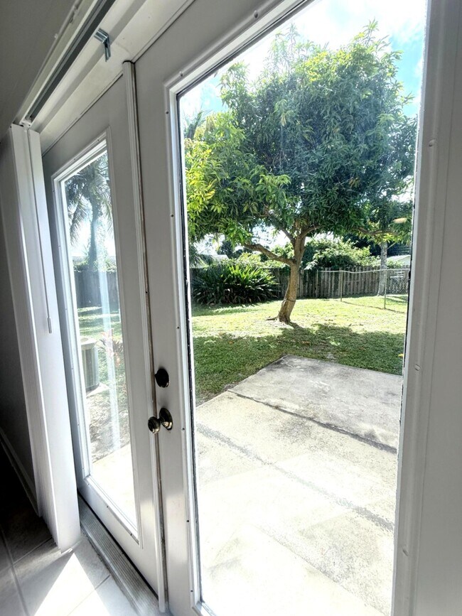 Building Photo - 3364 Jefferson St