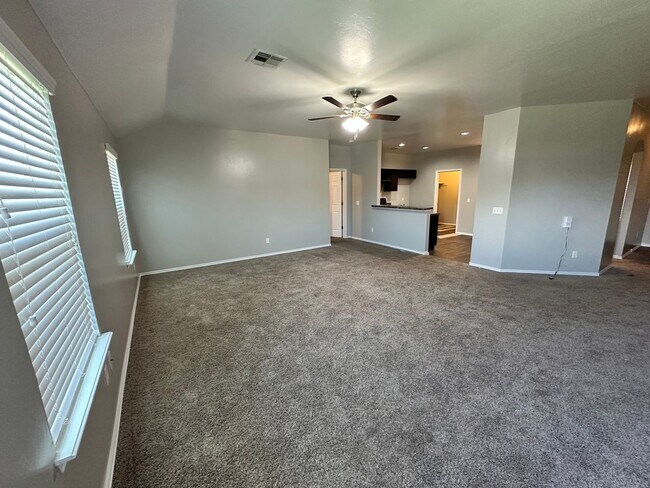 Building Photo - 3 bed 2 bath in Mustang- Move in Special!