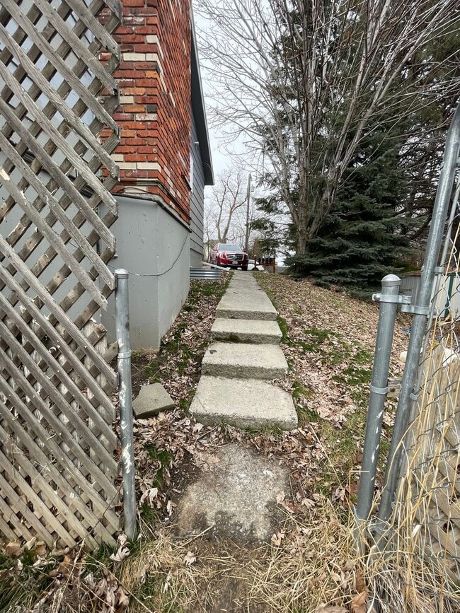 Building Photo - 1 Bedroom, 1 bath lower basement apartment!