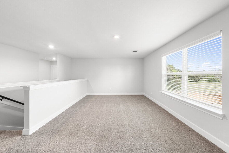 Building Photo - 240 Live Oak Ln