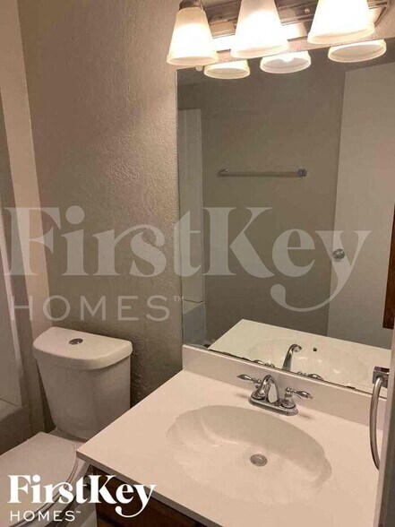 Building Photo - 15310 Meadow Village Dr