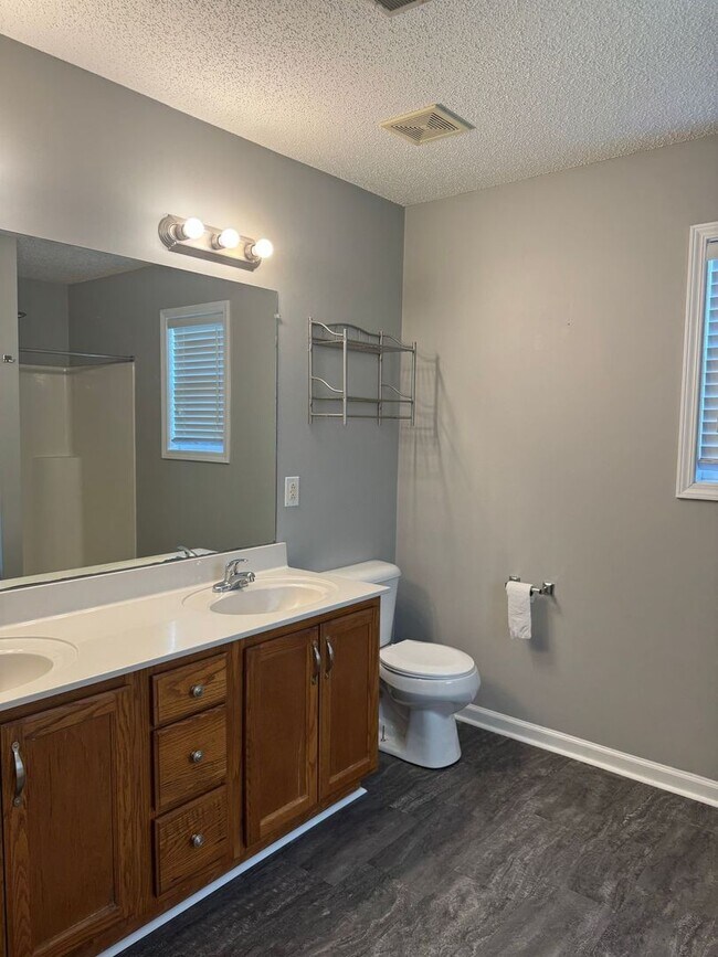 Building Photo - Almost 2000 sq.ft! Super Nice & Clean! 3 B...
