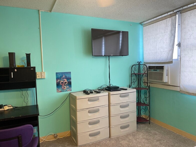 AC, TV and drawers - 1550 Rycroft St