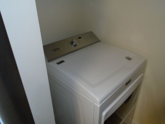 Building Photo - Nice Condo