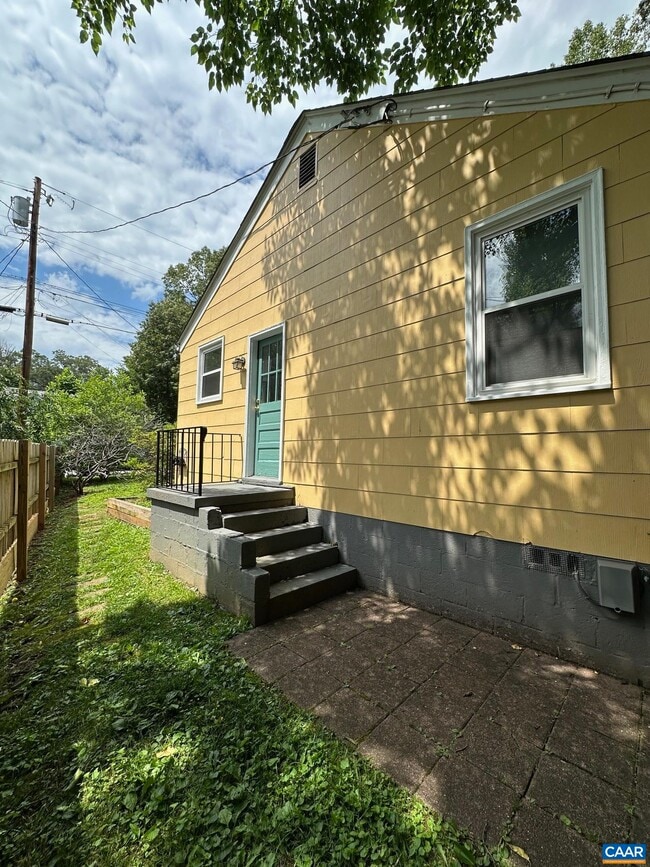 Building Photo - 1638 Mulberry Ave