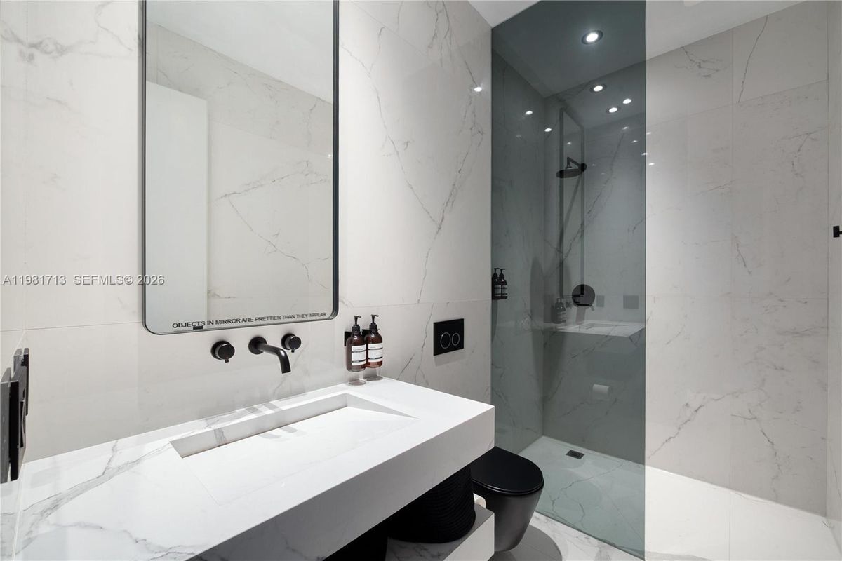 Building Photo - 650 NE 32nd St