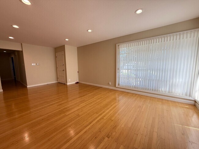 Building Photo - Updated single-level home located in the highly sought-after Killarney Farms neighborhood of Sant...