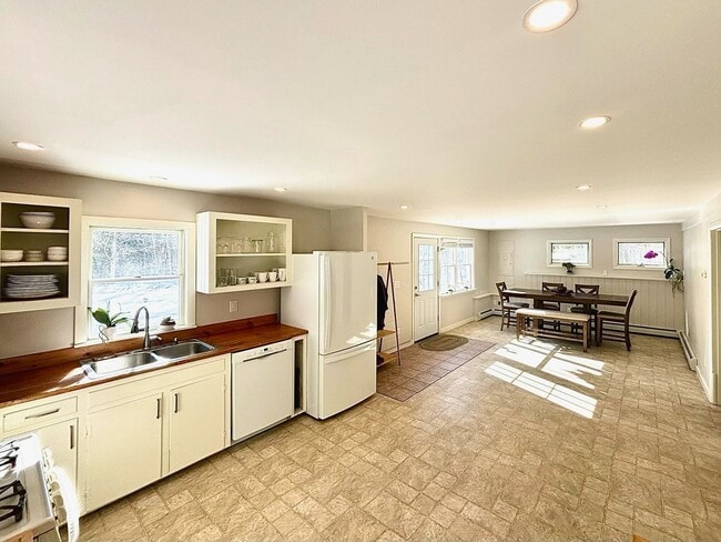 Building Photo - Bright & Airy Home Near Brettun’s Pond – Scenic Views & Modern Comfort