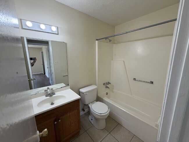 Building Photo - Duplex for Rent