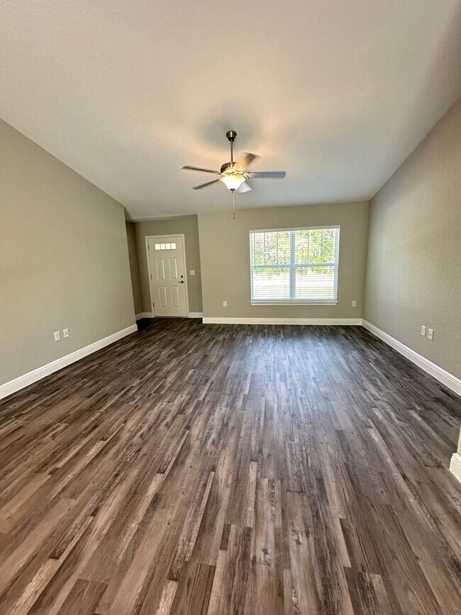 Building Photo - Silver Springs Shores