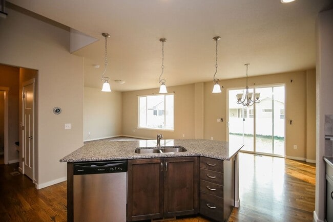 Building Photo - 4 Bedroom Home in Wellington